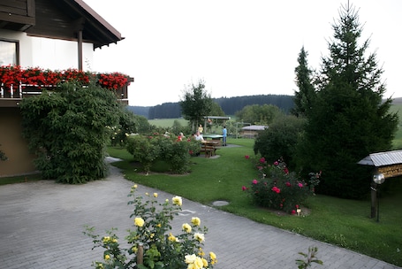 Property grounds. Apartment 'East, 48 sqm' with Shared Terrace, Shared Garden and Wi-Fi