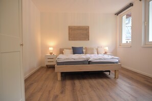 3 bedrooms, iron/ironing board, WiFi, bed sheets - Excl. for wheelchair users & walking impaired (also assistance dog) on the dyke & dog beach! (Otterndorf)