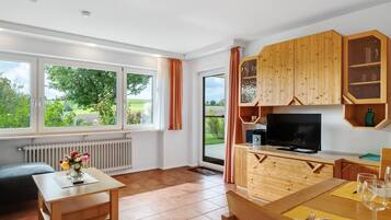 Télévision, lecteur de DVD, table de tennis de table, chaîne hi-fi