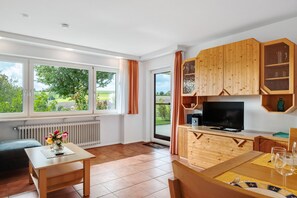 Fernseher, DVD-Player, Tischtennisplatte, Stereoanlage
