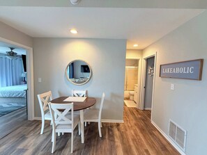 Lägenhet - flera sängar - balkong (Indian Pointe Lake View) | Restauranger