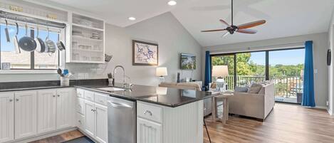 Condo, varias camas, balcón (Indian Pointe Lake View) | Interior