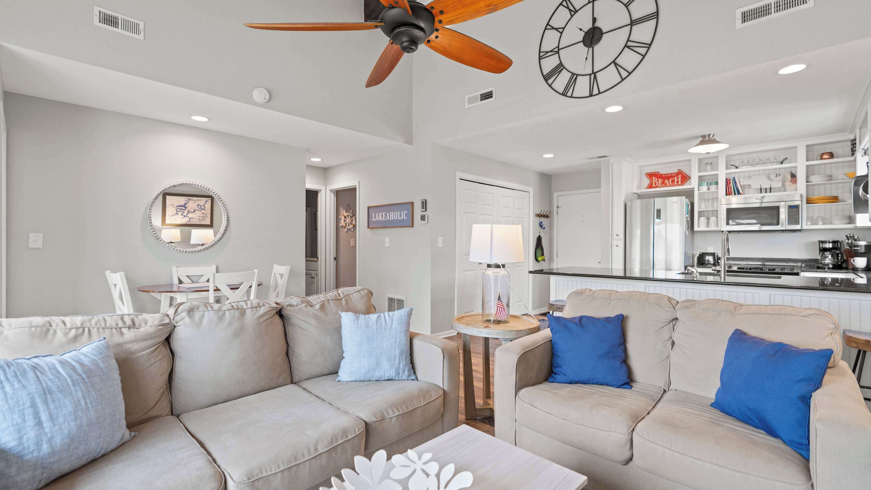 公寓客房, 多張床, 陽台 (Indian Pointe Lake View) | 起居區 | 42-吋平面電視，提供數位頻道