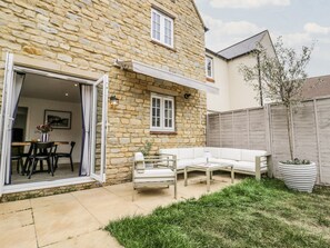 Outdoor dining - Silverstone Paddock Retreat (Towcester)