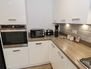 Kühlschrank, Mikrowelle, Geschirrspüler, Toaster