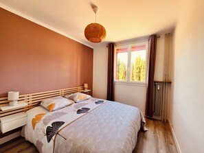 2 habitaciones, tabla de planchar con plancha, wifi y ropa de cama 