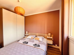 2 bedrooms, iron/ironing board, WiFi, bed sheets