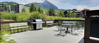 Cozy 1 Bedroom with an expansive view!