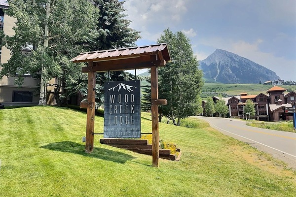 Wood Creek Lodge is conveniently Located across the street from the Peach Tree Lift | Listed with @BookTraverse