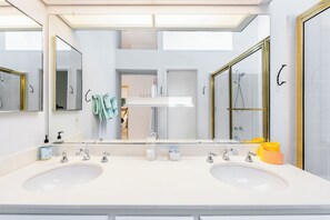 Haartrockner, Handtücher, Seife, Shampoo