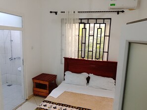 2 quartos, escrivaninha, ferros/tábuas de passar roupa