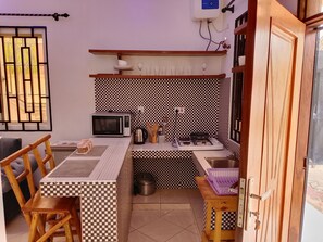 ثلاجة، ميكروويف، موقد طهي مسطح، غلّاية كهربائية