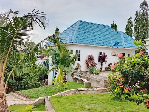 Charming bungalow with AC , flower garden in Dar es Salaam near beach resorts.