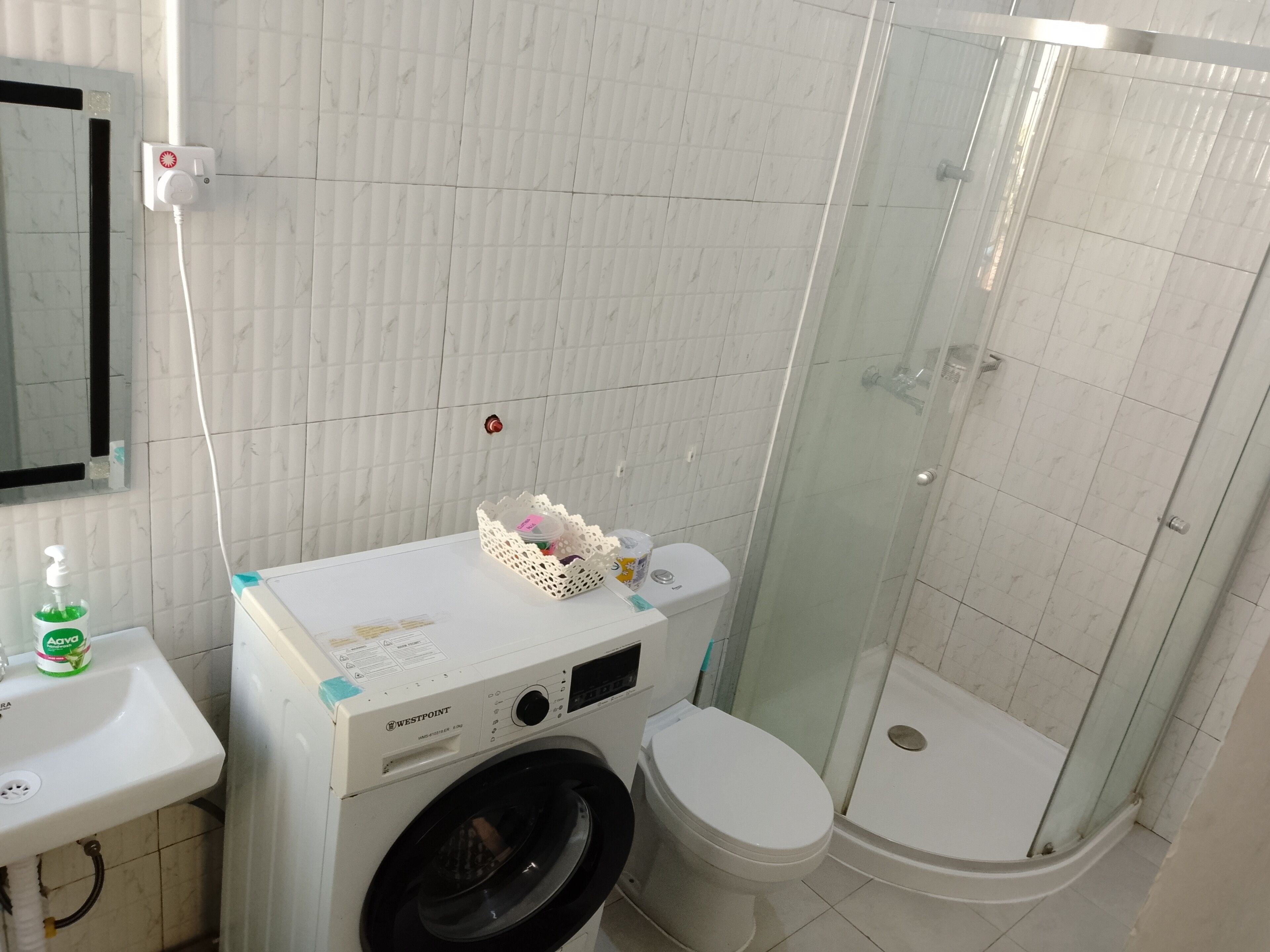 シャワー、タオル、石鹸、トイレットペーパー