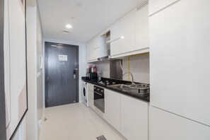 Fridge, microwave, oven, stovetop - StayShort - Damac Hills Studio for 2 people with Pool! (Damac Hills)