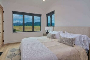6 bedrooms, iron/ironing board, WiFi, bed sheets