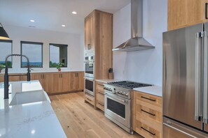 Réfrigérateur, four à micro-ondes, un four, surface de cuisson