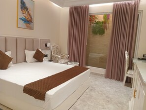 Chambre supérieure double ou avec lits jumeaux | Bureau, fer et planche à repasser, accès au Wi-Fi (inclus)