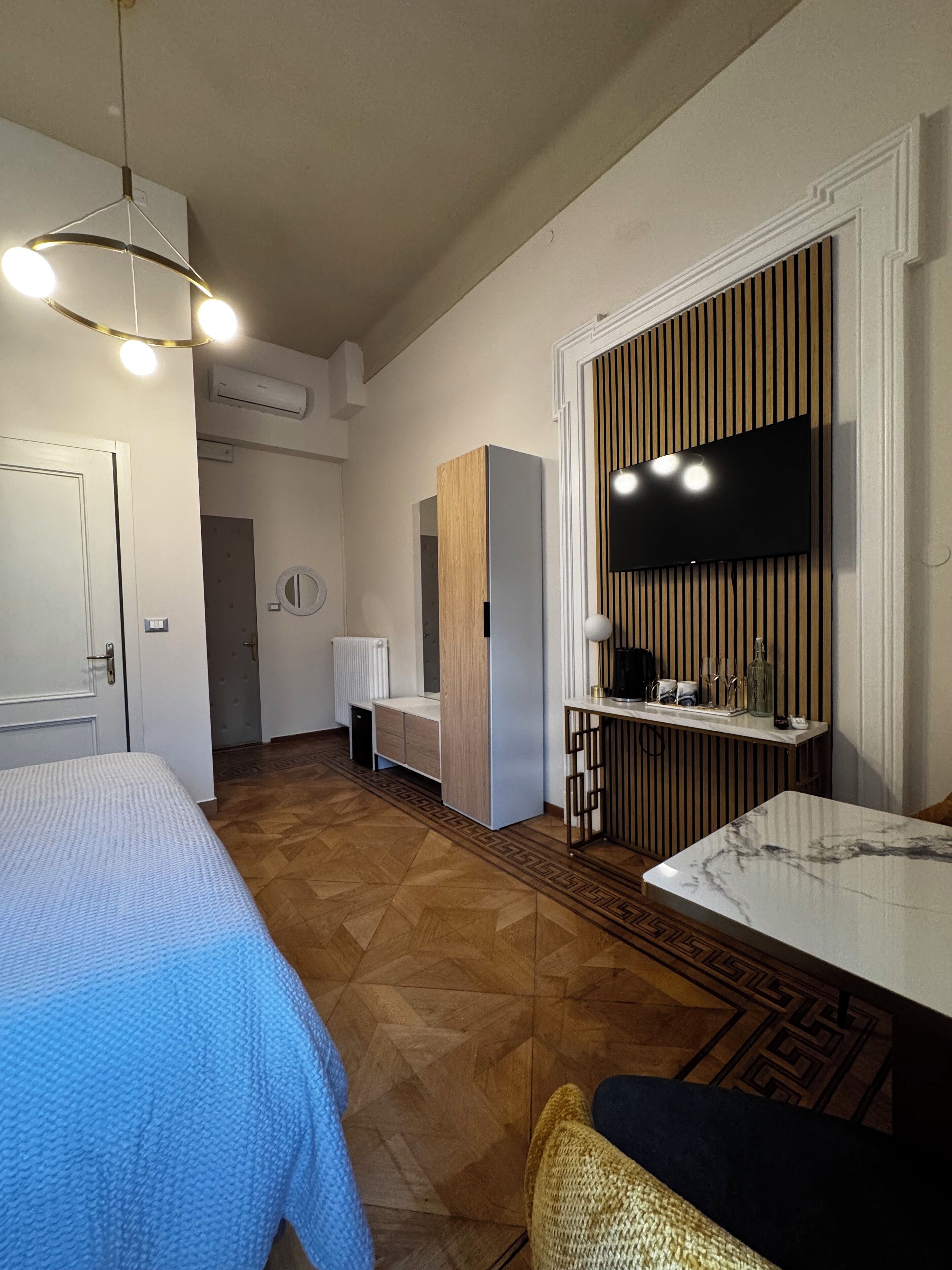 Rom – deluxe, byutsikt | Senger med overmadrass, safe på rommet og individuelt innredet