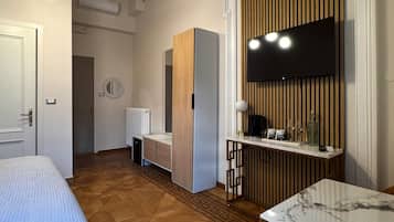 Deluxe-Zimmer, Stadtblick | Pillowtop-Betten, Zimmersafe, individuell eingerichtet, Schreibtisch