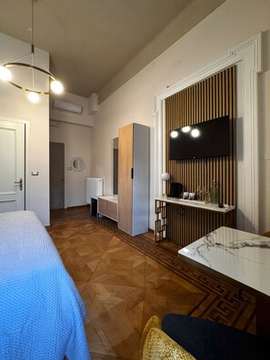 Habitación Deluxe, vista a la ciudad | Camas con pillow-top y caja de seguridad en la habitación