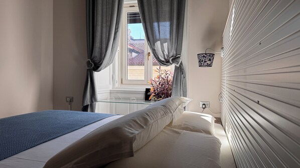 Junior Room, City View | Pillow-top beds, in-room safe, individually furnished, desk - Bed & Chic art rooms (Trieste)