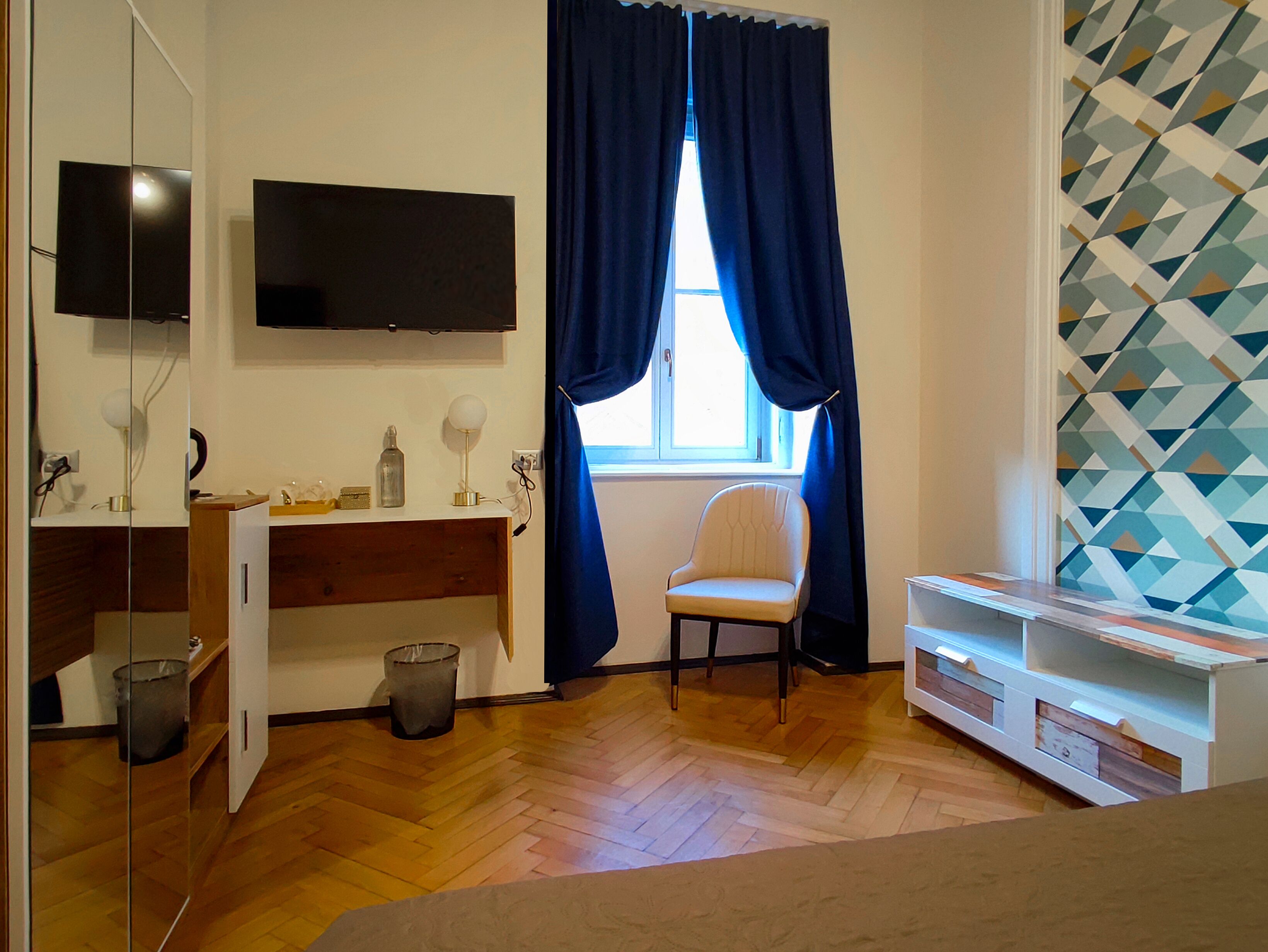 Rom – standard, byutsikt | Senger med overmadrass, safe på rommet og individuelt innredet