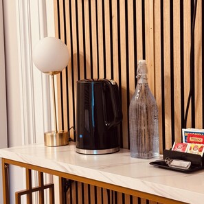 Deluxe Room, City View | Living area | 40-inch Smart TV with digital channels, streaming services - Bed & Chic art rooms (Trieste)