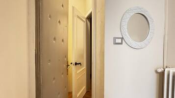 Surmatelas, coffres-forts dans les chambres, ameublement personnalisé