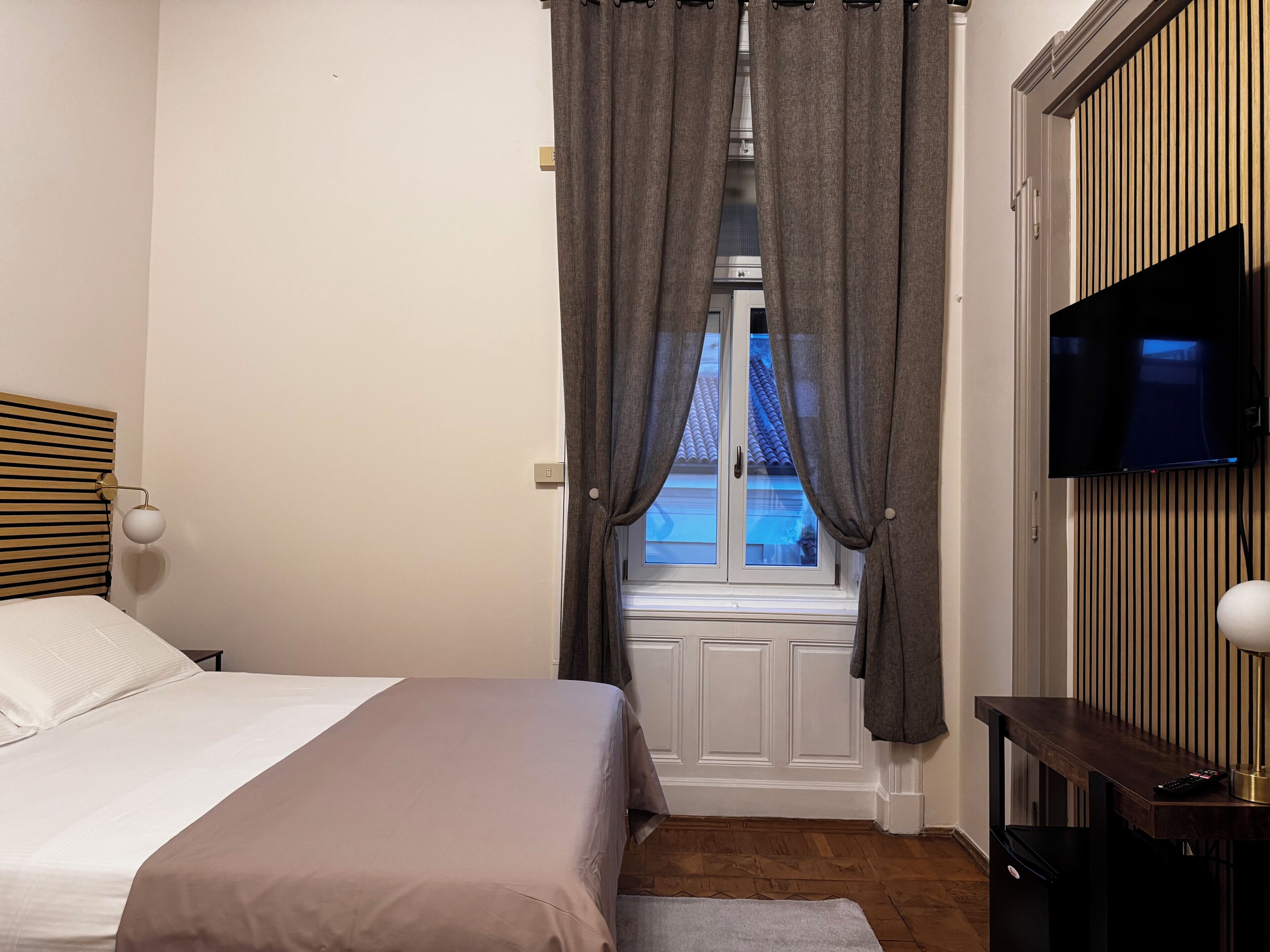 Rom – design, byutsikt | Senger med overmadrass, safe på rommet og individuelt innredet