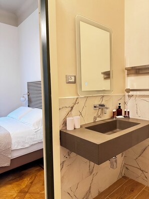 Deluxe Room, City View | Bathroom | Shower, free toiletries, hair dryer, bidet - Bed & Chic art rooms (Trieste)