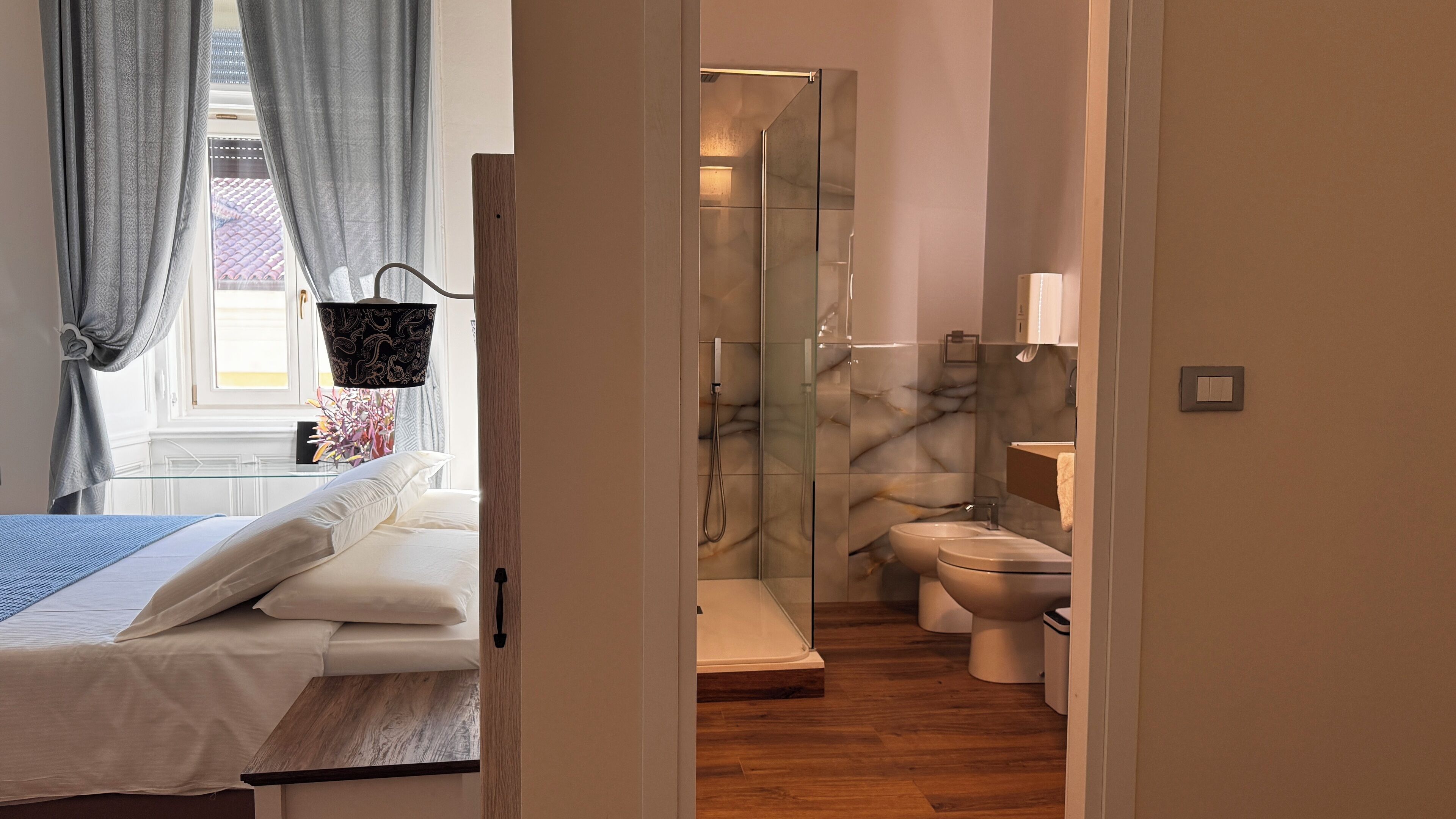 Junior Room, City View | Bathroom | Shower, free toiletries, hair dryer, bidet