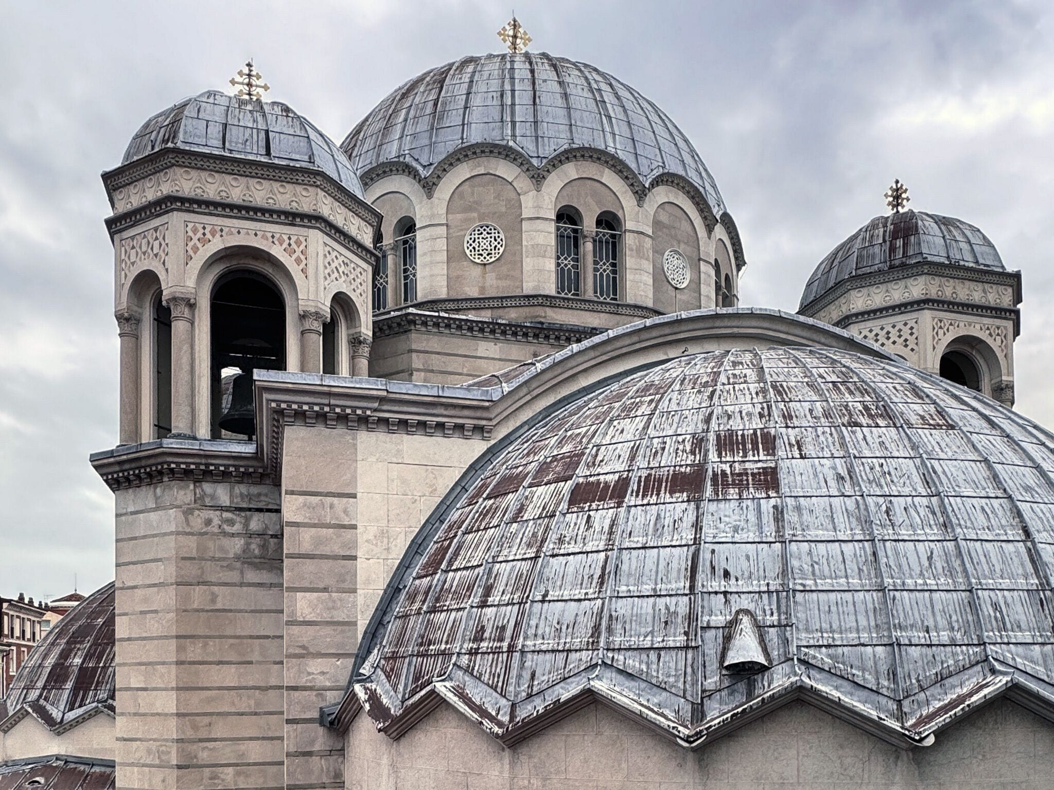 Κρεβάτια με ανώστρωμα, χρηματοκιβώτιο στο δωμάτιο, μοναδική επίπλωση 