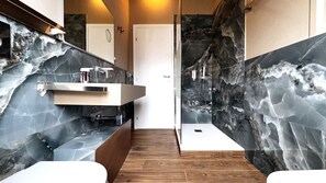 Deluxe Room, City View | Bathroom | Shower, free toiletries, hair dryer, bidet