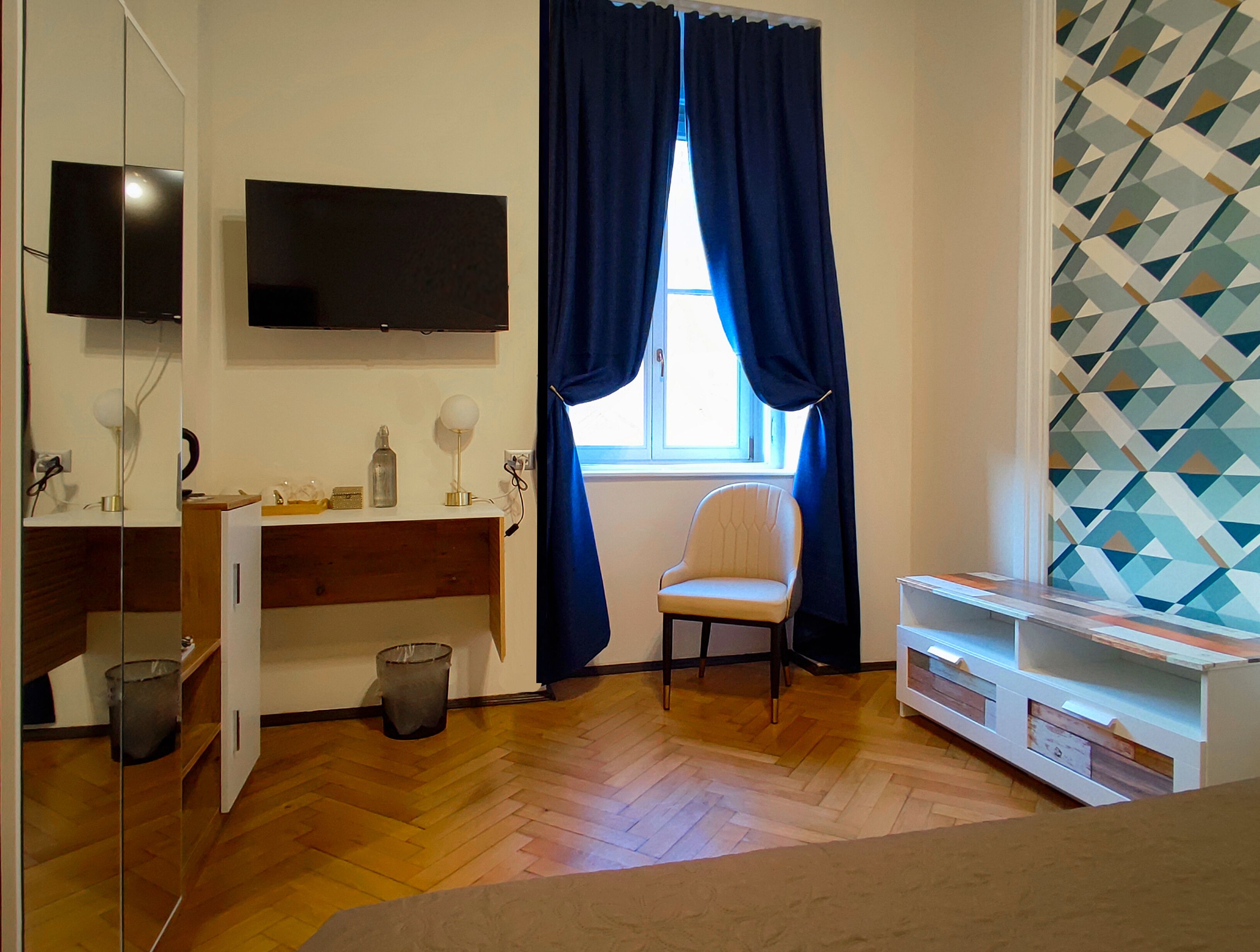 Rom – standard, byutsikt | Senger med overmadrass, safe på rommet og individuelt innredet