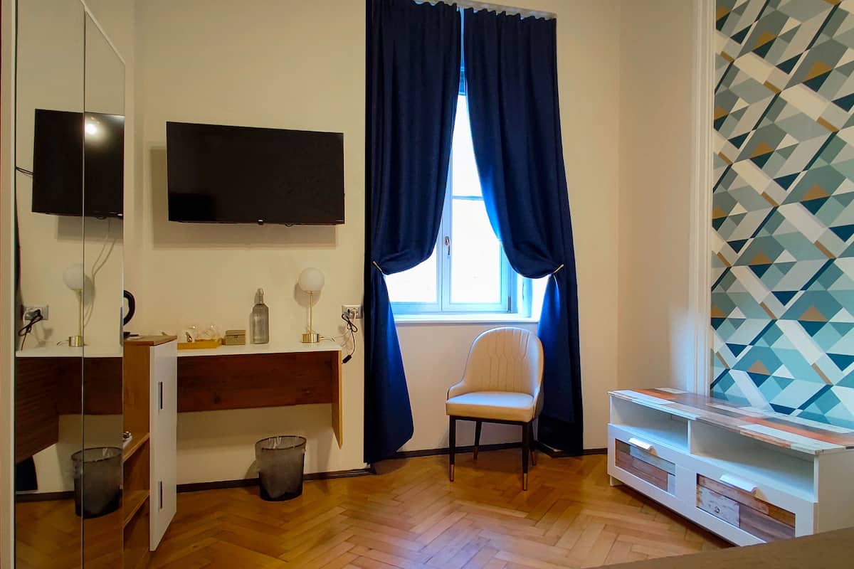 Colchones con pillow-top y caja de seguridad en la habitación