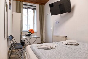 1 habitación, tabla de planchar con plancha, wifi gratis y ropa de cama 