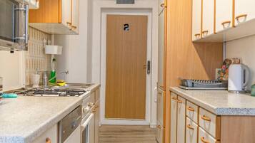 Kühlschrank, Mikrowelle, Ofen, Geschirrspüler