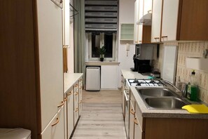 Fridge, microwave, oven, dishwasher - 1 Double Bed Comfortable Room in Shared Flat Near the Danube (Wien)