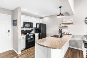 Fridge, microwave, oven, stovetop - Sunsational Views at Anchors Point – For 8 (Kimberling City)