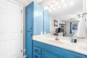 Shower, hair dryer, towels, shampoo - Sunsational Views at Anchors Point – For 8 (Kimberling City)