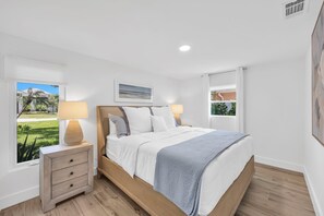 3 bedrooms, iron/ironing board, travel crib, WiFi - Coastal Getaway w/ Pool, Spa & Tiki Lounge (Naples)