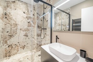Douche, séchoir à cheveux, serviettes fournies, savon