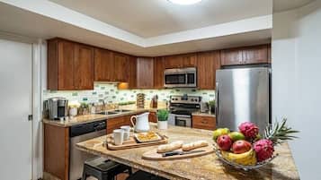Una cocina moderna con armarios de madera, electrodomésticos de acero inoxidable y una encimera de granito.