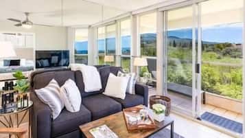 Deluxe-lejlighed - balkon - havudsigt | Opholdsområde | 55-tommers smart-tv med digitale kanaler