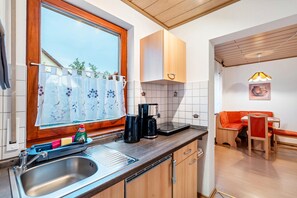 Kühlschrank, Herdplatte, Wasserkocher mit Kaffee-/Teezubehör