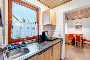 Køleskab, kogeplade, kaffe-/temaskine, elkedel