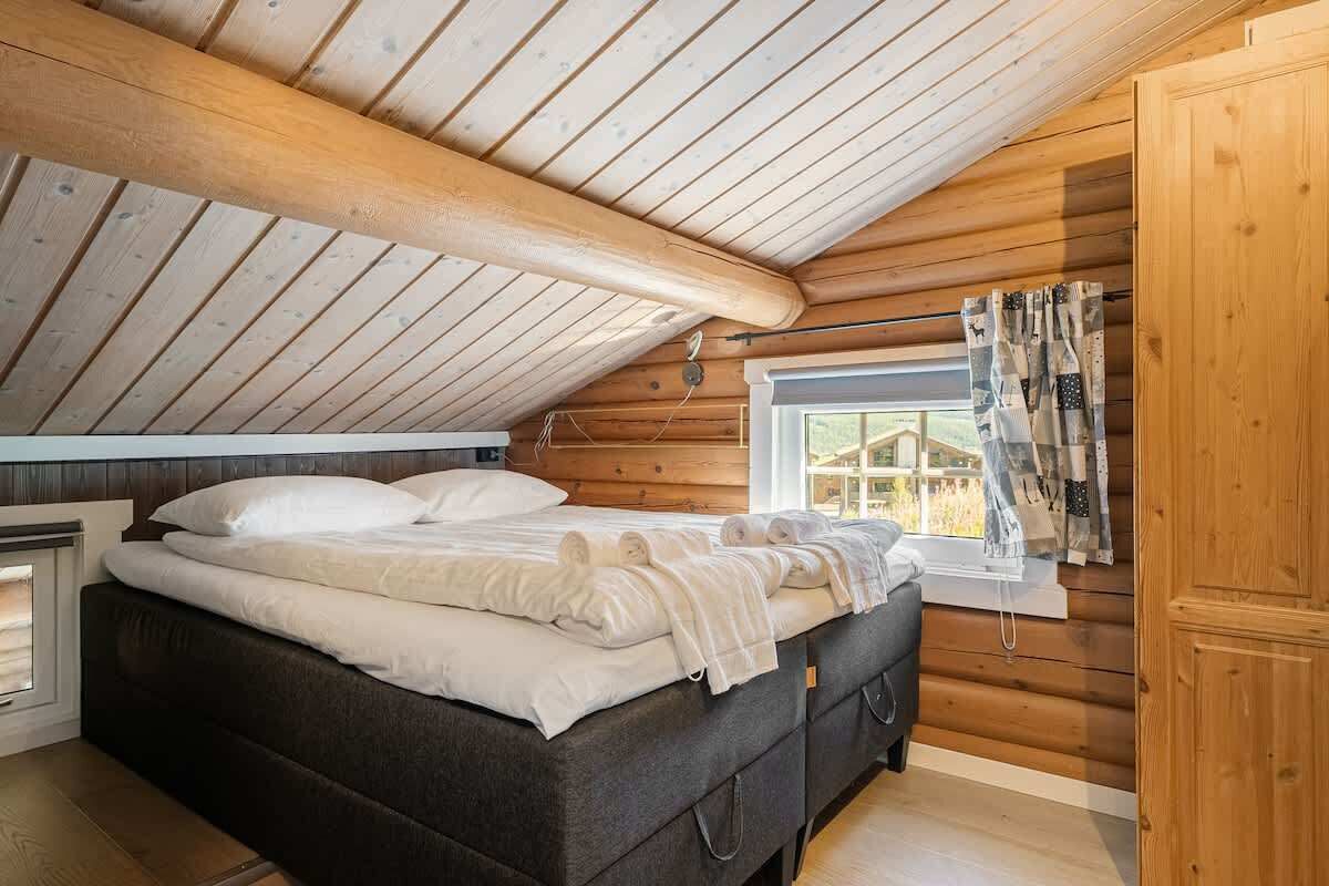 15 bedrooms, WiFi, bed sheets