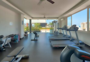 Ein Fitnessstudio mit Laufbändern, Hanteln und Kraftgeräten.