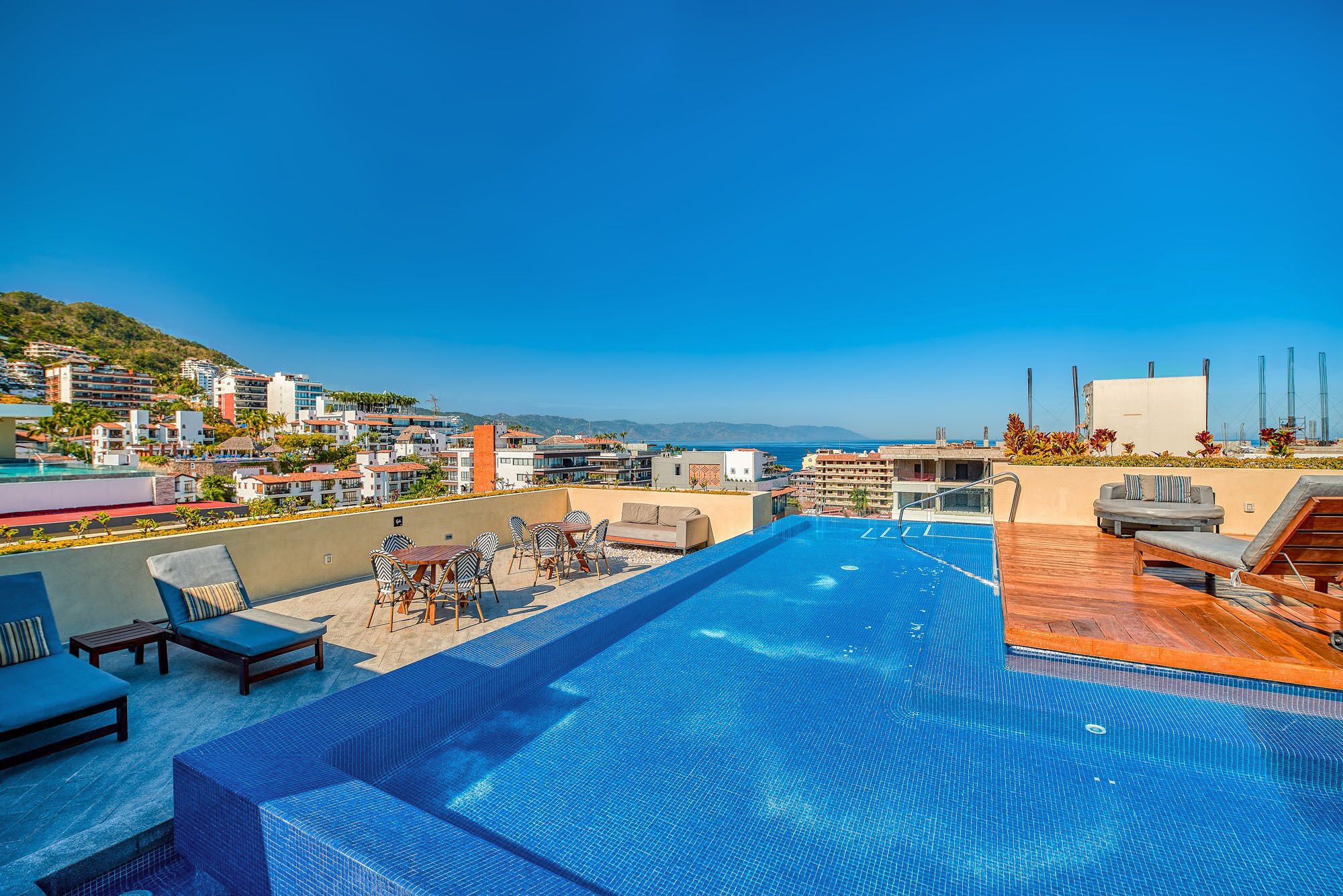 حمّام سباحة مُدفَّأ